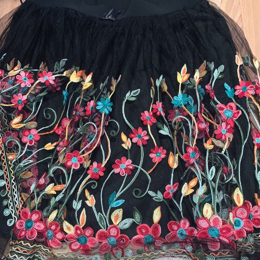 San Francisco | Beautiful Embroidered Floral Skirt - Picture 11 of 15